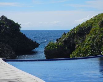 Luxury 2 Bedroom, 2.5 Bath Dream Rental In West Bay - West Bay - Pool