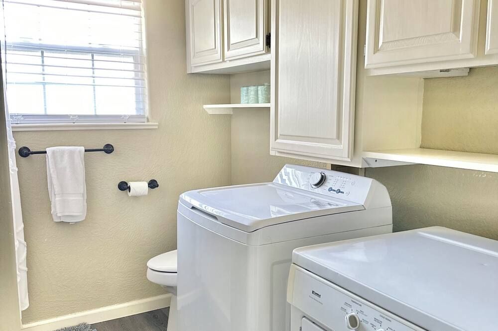 Near Downtown- Kitchen-washerdryer-parking - מדפורד