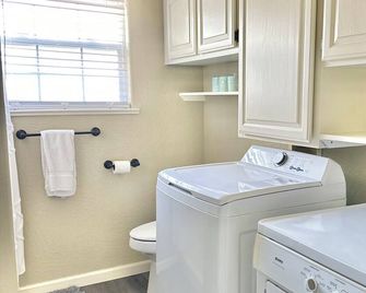 Near Downtown- Kitchen-washerdryer-parking - Medford