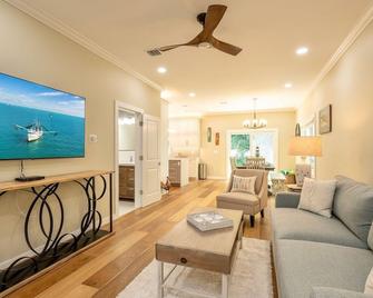 Modern in the Meadows by Last Key Realty - Key West - Stue