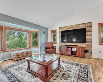 Castle Rock Retreat: Your Home Away from Home - Castle Rock - Living room