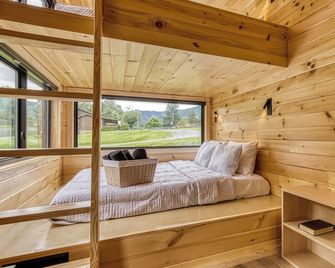 Smoky Nook • Soak & S’mores - Cosby - Bedroom