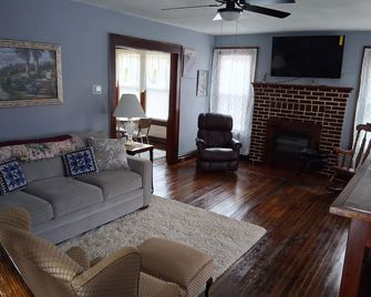 3-bedroom peaceful farmhouse on the Greenbrier outside of Hinton with central AC - Hinton - Living room