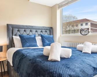 Spacious sleeps 3 Ensuite Room In twickenham TW7 - Isleworth - Bedroom