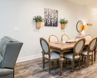 Luxurious 2BR Condo with Private Outdoor Patio - Forest - Comedor