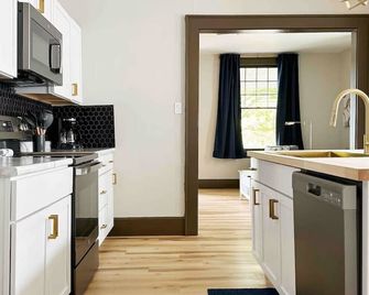 House Of Color Evv Stylish Apartments - Evansville - Kitchen