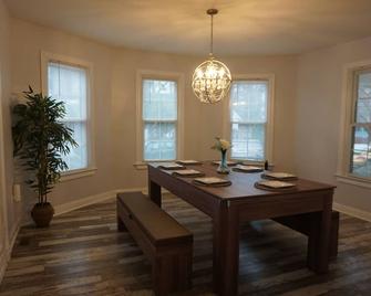 Family Getaway- Beautiful & spacious 4 Bdrm Historic Home with a modern touch! - Salisbury - Dining room