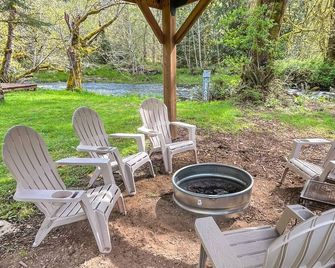 Fun Lofted Waterfront Home w/ Sauna and BBQ - Longview - Binnenhof