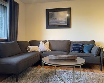 Tofino Cedar Suite - Lone Cone Mountain View - Tofino - Living room