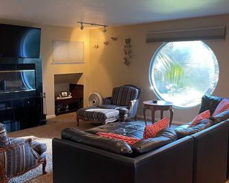 Relaxing, spacious, secluded house on the Calaveras River with private dock! - Stockton - Huiskamer