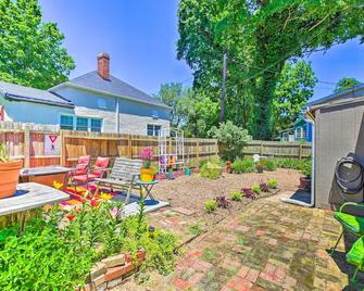 Lucys Place Elizabethtown Home with Fire Pit - Elizabethtown - Patio