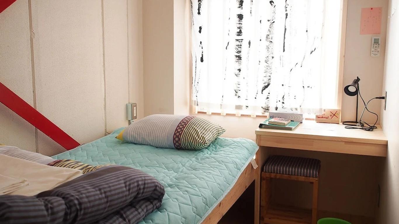 Cocoroom Guesthouse Cafe and Garden - Hostel