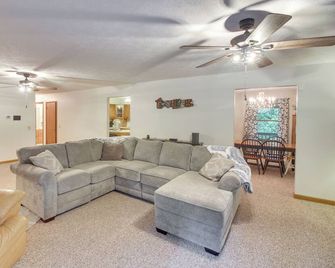 Family Home w/ Game Room! 1 Mi to Dale Hollow Lake - Burkesville - Living room
