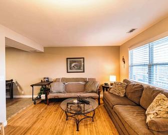 Osage Beach Getaway - Lake Views & Pet Friendly - Osage Beach - Living room