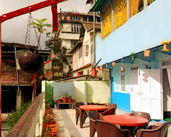 Hidden Monkey Backpackers, Darjeeling, Railway Station - Darjeeling - Patio