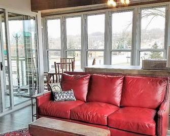 The Downtownerin The Heart Of Lake Geneva - Lake Geneva - Living room