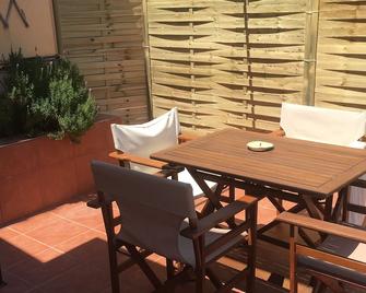 Traditional Studio near Airport - Karteros - Balcony