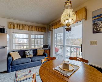 Inviting condo with high-speed WiFi and shared indoor pool - two miles to beach - Wells - Living room