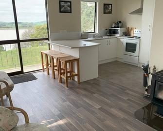 Peaceful Riverfront cottage in small northland town - Dargaville - Kitchen