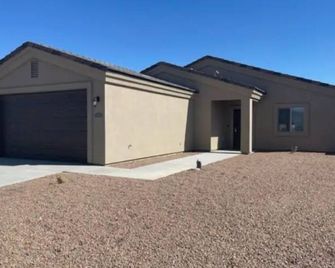 Hot Tub & Garage access! - Kingman - Building