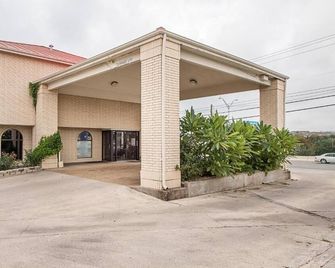 Motel 6 San Antonio - Fiesta - San Antonio - Gebäude