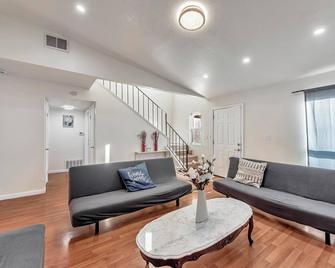 Spacious 4-bedroom house in enchanting San Jose with AC, WiFi, washer and dryers - San Jose