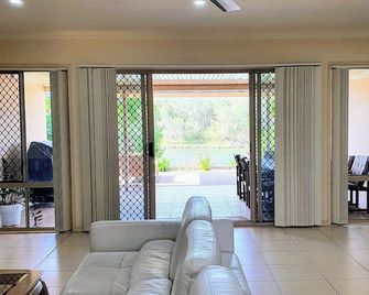 Spacious 4 beds house on the Lake in Eli Waters - Eli Waters - Sala de estar