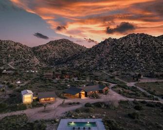 The Raven Epic Pool W Mountain Views - Pioneertown - Vista del exterior