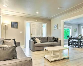 Seattle Home w/ Private Yard ~ 8 Mi to Dtwn! - Seattle - Living room