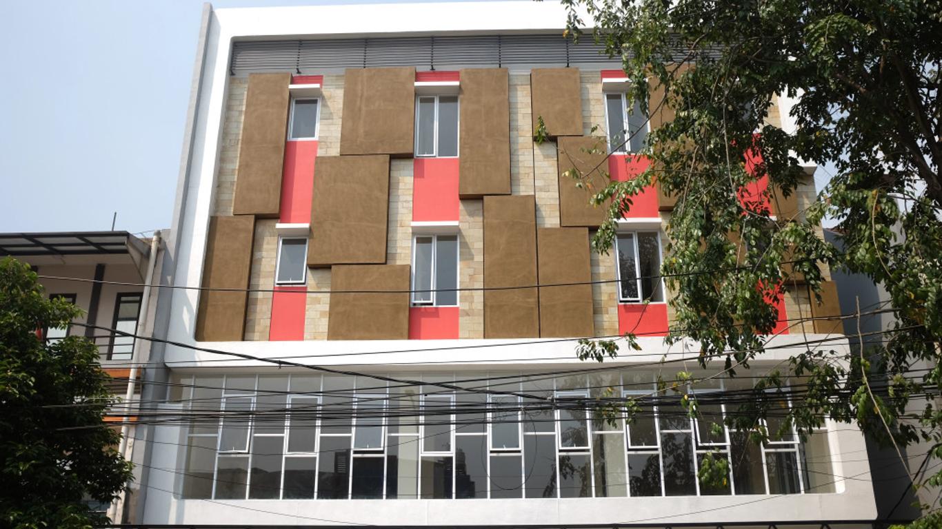 RedDoorz Plus near Mall Ciputra Jakarta