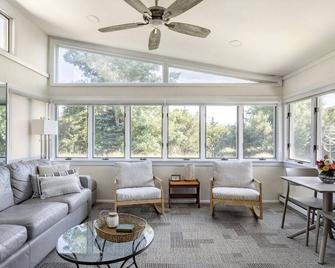 Greenport Waterfront Cottage w/Private Beach - Greenport - Living room