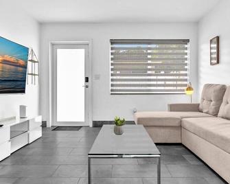 Charming 2br Lakefront Cottage In Davie Near Beach - Davie - Living room