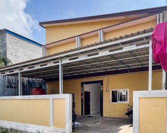 OYO 92626 อินน์ดีคอสซีรีอะห์ขอให้คุณหลับที่มีความสุข 4 - ซามารินดา - อาคาร