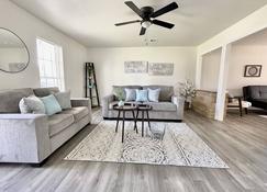 Tranquil Downtown Oasis W/ Fast Wi-Fi & Roku Tvs - Montgomery - Living room