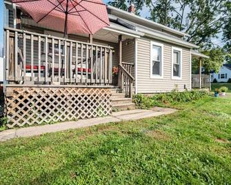 Cottage in the Falls, 2 b, 2 bath, fireplace - Cuyahoga Falls - Edificio