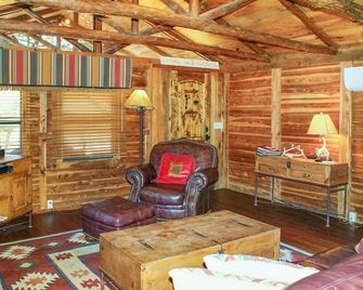 Charming Creekside Cabin w/ Hot Tub, Fire Pit & Natural Rock Waterfalls - Wimberley - Вітальня