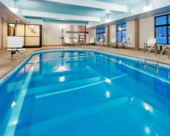 Holiday Inn Express & Suites York Ne - Market Street By IHG - York - Piscina