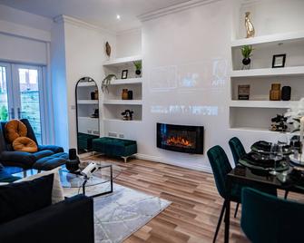 Manchester - 4 Beds - Sleeps 7 - Street Parking - Mánchester - Sala de estar