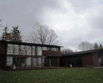 Modern waterfront living on the St. Lawrence with Beach! 4 bedroom 2.5 bath. - Ogdensburg