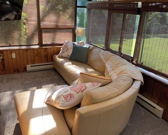 Finger Lakes Chalets offers a family friendly stay by Canandaigua Lake, & Pool! - Canandaigua - Huiskamer