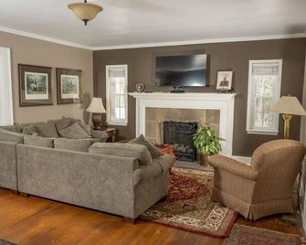 The Homestead at Seven Oaks Estate - New Philadelphia - Obývací pokoj