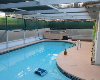 Quiet and private screened in pool home 2br/2 bath, hot tub - fully equipped - Jasmine Estates - Pool