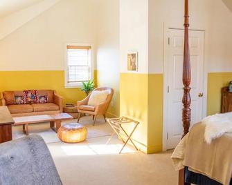The Charleston House - Woodstock - Living room