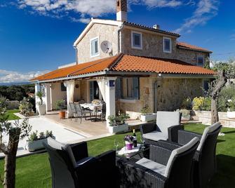 Romantische Steinvilla mit Pool,fantastische Lage,700 m vom Strand Entfernt - Crikvenica - Innenhof