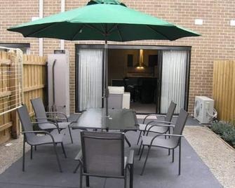 Insaa Serviced Apartments Dandenong - Dandenong - Patio