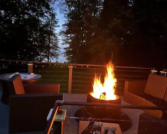 Lake Ontario Country Home, Beautiful views and access to a rocky private beach. - Sodus - Balcony