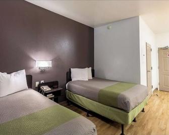 Just passing through - McAllen - Bedroom
