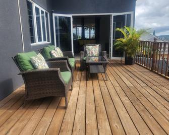 Beautiful Battersea Lodge - Mandeville - Patio