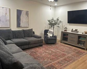 NEW BUILD Spacious 4-bedroom house with great location- sleeps 10 - Thatcher - Wohnzimmer