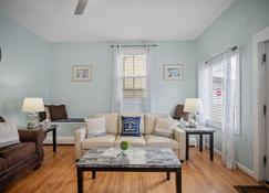 Beautiful Downtown Apartment on Thames Street, Walk to Everything - Sleeps 6 - Newport - Σαλόνι